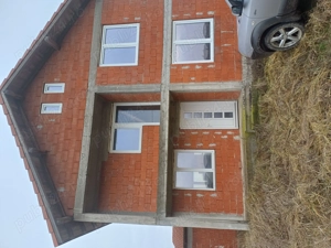 Casă familiară în roșu.  - imagine 4