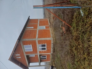 Casă familiară în roșu.  - imagine 3