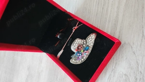 O brosa eleganta pt o doamna eleganta