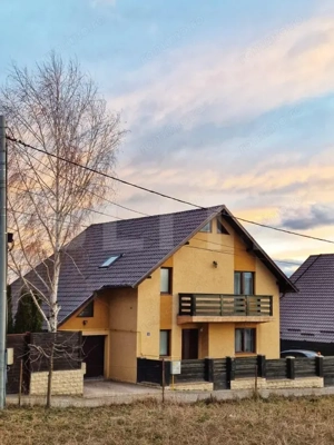 Casă elegantă, cu rafinament și intimitate – un cămin creat pentru confortul tau