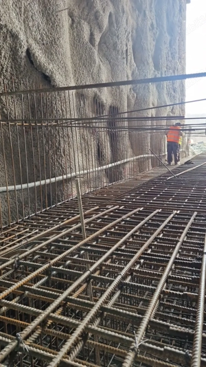 Angajam muncitori construcții pentru legarea armăturilor de fier beton - Tuneluri Margina, Lugoj