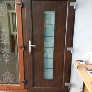 Usi exterioare PVC cu panel ornamental aluminiu sau sticla personalizata 