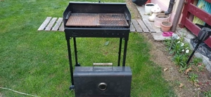 Grătar de curte cu grila de fontă.