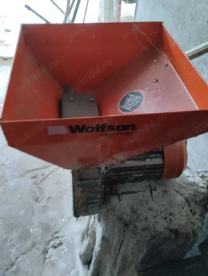 vind moară in stare foarte buna de funcționare cu ciocane aproape nouă 