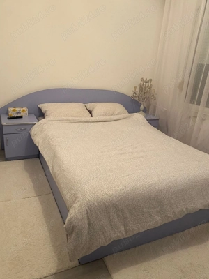 Pat cu noptiere în stare foarte bună