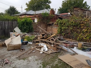 Transport moloz, fac curat in poduri beciuri etc 