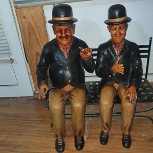 Vind statuete Stan si Bran pe bancă