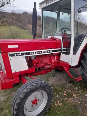 Vând tractor internațional stare f bună  internațional 744 pret 6.500 euro 