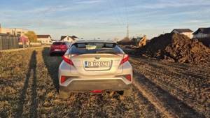 Toyota C-HR Hybrid 1.8, 2019   Economic, fiabil, ideal pentru oraș - imagine 3