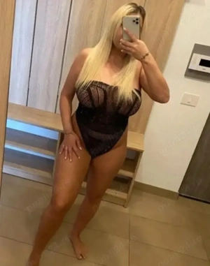 Blonda cu forme apetisante nouă aici