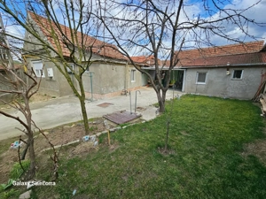 Vând proprietate cu 3 clădiri și curte mare