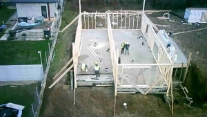 case din lemn la rosu  cheie