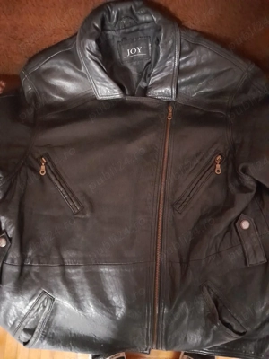 Vând o geacă de piele nouă și rezistentă 