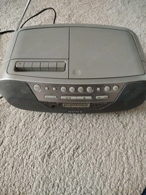 SONY !  Radio casetofon cu CD, casete si aux în perfectă stare !