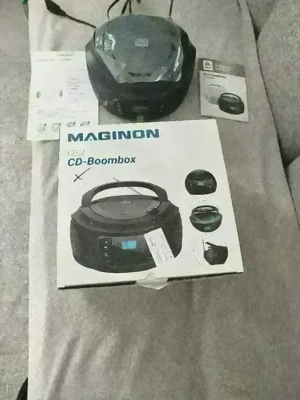 Vând radio cu CD, USB si Aux . NOU in garanție 3 ani ! Germania !