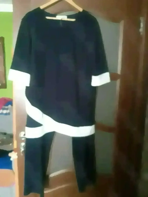 Ofer spre vânzare compleu din două piese. 