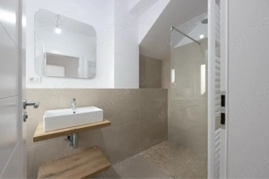 Despartit prin casa scarii! Zona buna! Asfalt! Toate utilitatile! - imagine 4