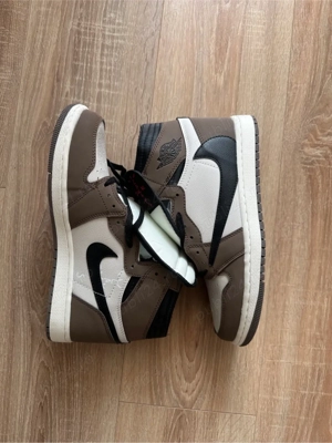 Jordan 1 Travis Scott