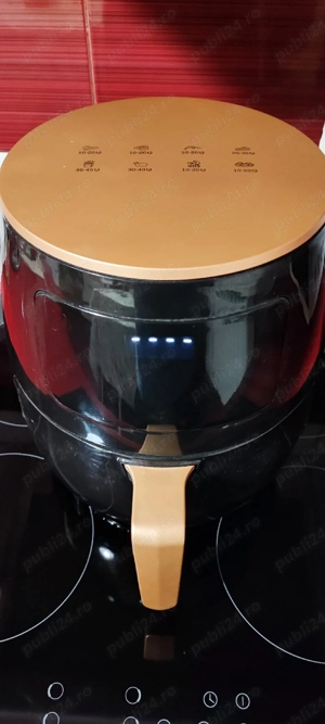 friteuză cu aer cald (air fryer) de culoare neagră și cupru aurie