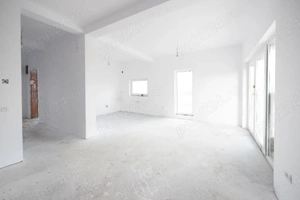 Despartit prin casa scarii! Zona buna! Asfalt! Toate utilitatile! - imagine 9