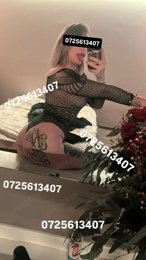 Blondă fierbinte cu piercing intim