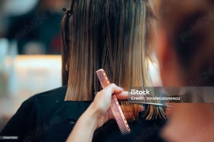 Execut servicii de tuns la domiciliu clientului