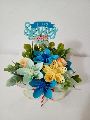 Aranjament cu flori din hârtie  