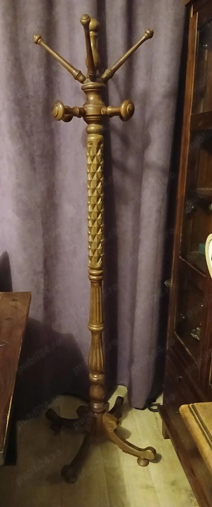 Cuier vechi deosebit din lemn masiv