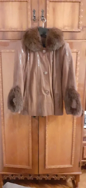 vând haină de piele pentru damă 