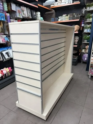 Gondolă   Stand expunere magazin modular   cu șine, rafturi și roți   stare foarte bună