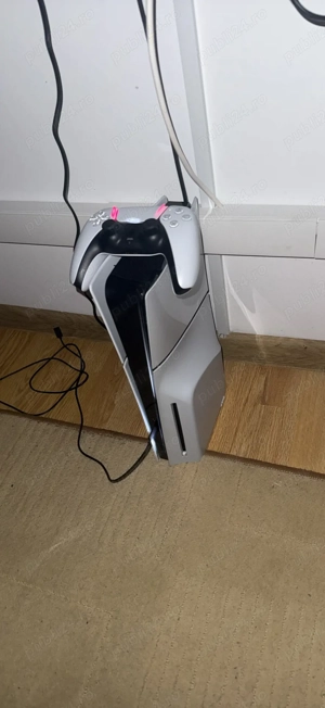 Playstation 5 cu o manșă 