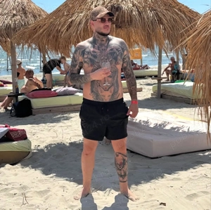 Barbat jucaus cu femeile ,tandru si curat