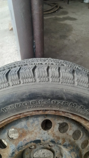 Vând  un cauciuc de rezerva cu tot cu geanta  - imagine 2