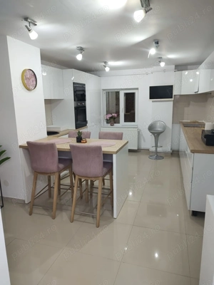 Apartament de vânzare cu 3 camere și 2 bai, decomandat în Reșița