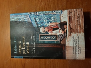 Vand cartea "Singura pe drumul matasii" de Sabina Fati