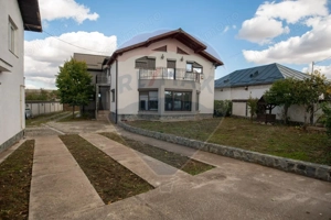 Casă / Vilă cu 5 camere de vânzare