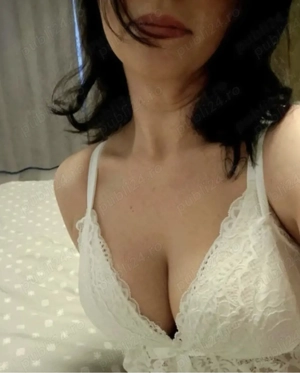 Doamna Bruneta sexy cu forme...