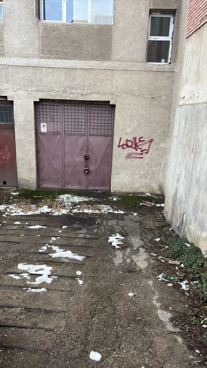 Vand garaj-depozit, in Pitesti, ultracentral in suprafata de 86 mp