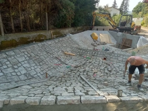 Servicii complete: Pavaje, piatră naturală și amenajări grădini.