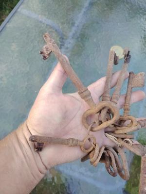 Colectie de chei vechi si o incuietoare