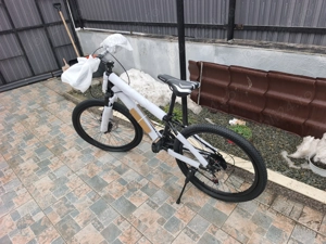 De vânzare două biciclete de copii noi.