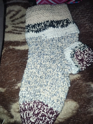 Vând ciorapi și papuci croșetați de mine  15 lei papuci 20 de lei ciorapi  - imagine 2