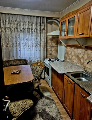 Apartament cu 2 camere , decomandat sitiat in zona centrala - imagine 4