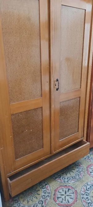 Vând dulap haine din anul 1950.