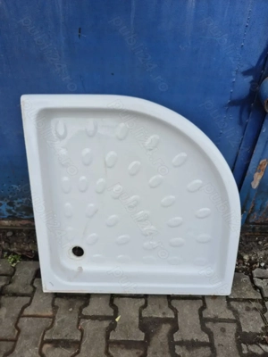 Cadita, vanita de dus, din portelan, forma sfert de cerc, dimensiuni 90x90 cm, utilizata, stare buna
