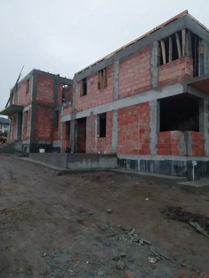 Echipa constructori,avem cofraje,buldo excavator