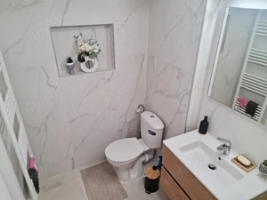 închiriez apartament nou cu loc de parcare.