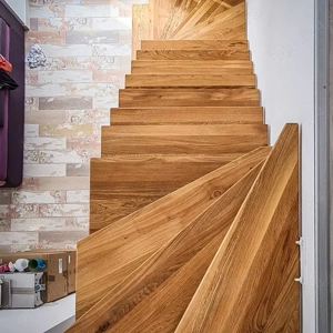 Scări metalice cu Vang central