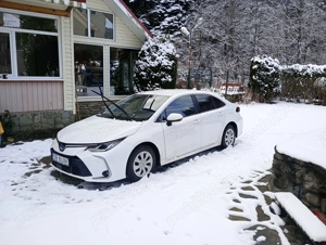 Vând Toyota Corola hibrid Sedan 1,8l  , înmatriculat Noe. 2022 48000 km. Consum mic 3,9-4,4 l 100km  - imagine 4