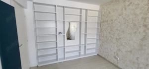Bibliotecă   perete decorativ alb   mobilier la comandă, stare foarte